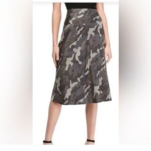 Express skirt high waisted Satin New without tag